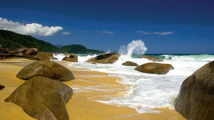 V kontaktu s přírodou
a tradicemi. Brazílie se
pyšní stovkami kilometrů
nádherných pláží. Pravou
atmosféru bezstarostného
jihoamerického života
lze nasát třeba v ulicích
koloniálního města Parati