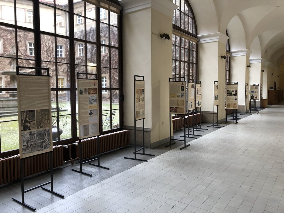 Výstava V nejhlubší úctě mapuje vpisky do darivaných knih, které se vztahují k Čechám