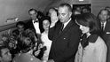 V otevřené limuzíně se svým manželem jela i Jacqueline Kennedyová. O několik hodin později již jako vdova v prezidentském letadle přihlížela prezidentskému slibu Kennedyho nástupce Lyndona Johnsona. (Foto Profimedia)