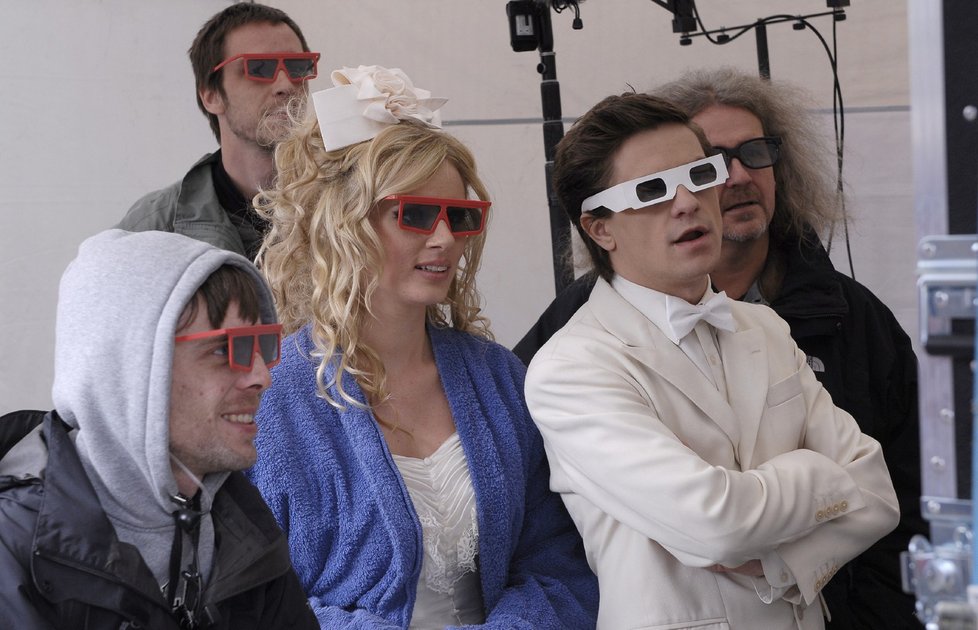 Herci museli natočené scény sledovat s 3D brýlemi