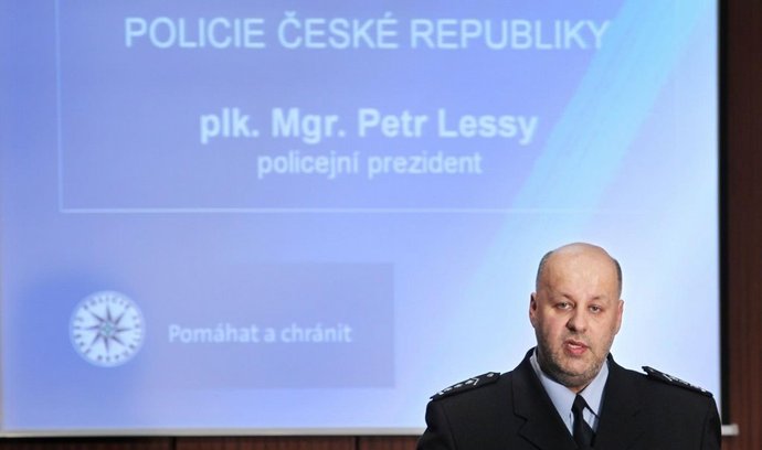 V polovině července řekl Lessy na jednání bezpečnostního výboru sněmovny že mu kvůli kauze podezřelého nákupu letounů CASA telefonoval ministr financí Miroslav Kalousek (TOP 09). (Foto Profimedia)