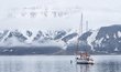 V polovině května kotví v zálivu u Longyearbyenu jen několik menších plavidel. Se startem sezóny v červnu k nim přibývají výletní lodě pro stovky lidí
