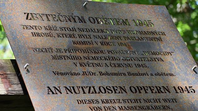 V Postoloprtech se o masakru nemluví. V místech, kde k vraždám došlo stojí jen skromné připomínky toho, co se zde v roce 1945 stalo.