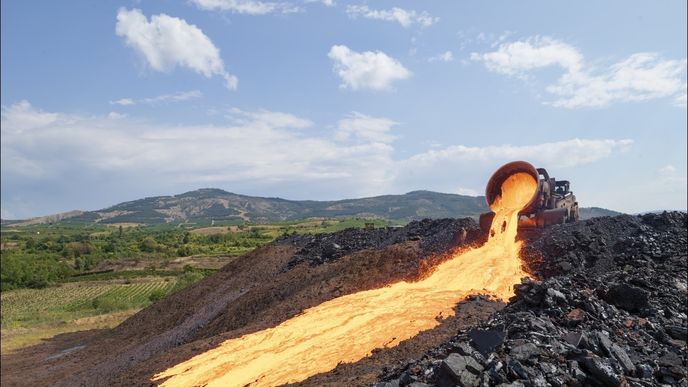 V pozadí žhavé strusky jsou makedonské vinice.