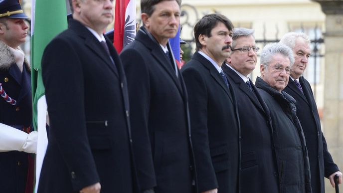 V Praze 11. prosince začal dvoudenní summit prezidentů zemí Visegrádské skupiny (V4), Slovinska a Rakouska. Na snímku zleva prezidenti Andrej Kiska (Slovensko), Borut Pahor (Slovinsko), János Áder (Maďarsko), Bronisław Komorowski (Polsko), Heinz Fischer (Rakousko) a Miloš Zeman (ČR).