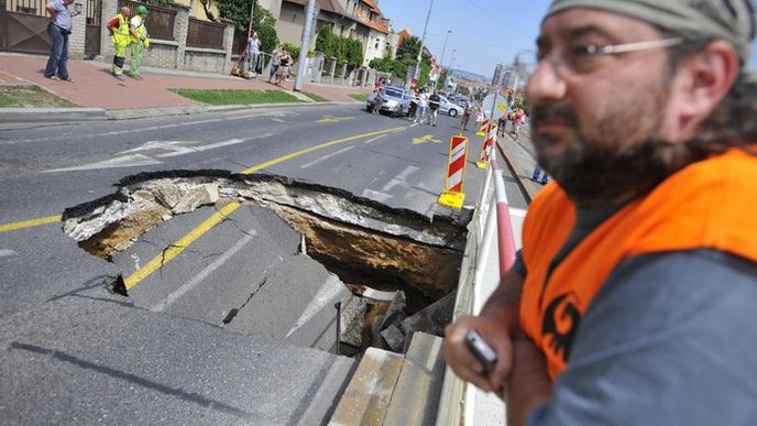 V Praze Dejvicích se 8. července před polednem v křižovatce ulic Evropská a Horoměřická propadla silnice, čtyřmetrový propad je pět metrů hluboký. Nikdo nebyl zraněn. Policie komunikaci uzavřela a odklonila dopravu.