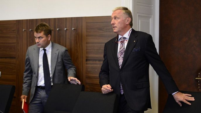 V Praze pokračoval 21. srpna soud s lobbistou Markem Dalíkem (vlevo), který podle obžaloby požadoval téměř půlmiliardový úplatek při vyjednávání o nákupu obrněných transportérů Pandur. K soudu přišel vypovídat i bývalý premiér Mirek Topolánek (vpravo).