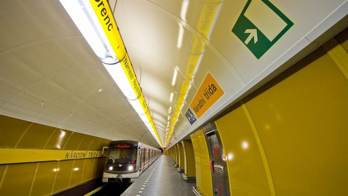 V Praze se dnes po dvou letech otevřela zrekonstruovaná stanice metra B Národní třída