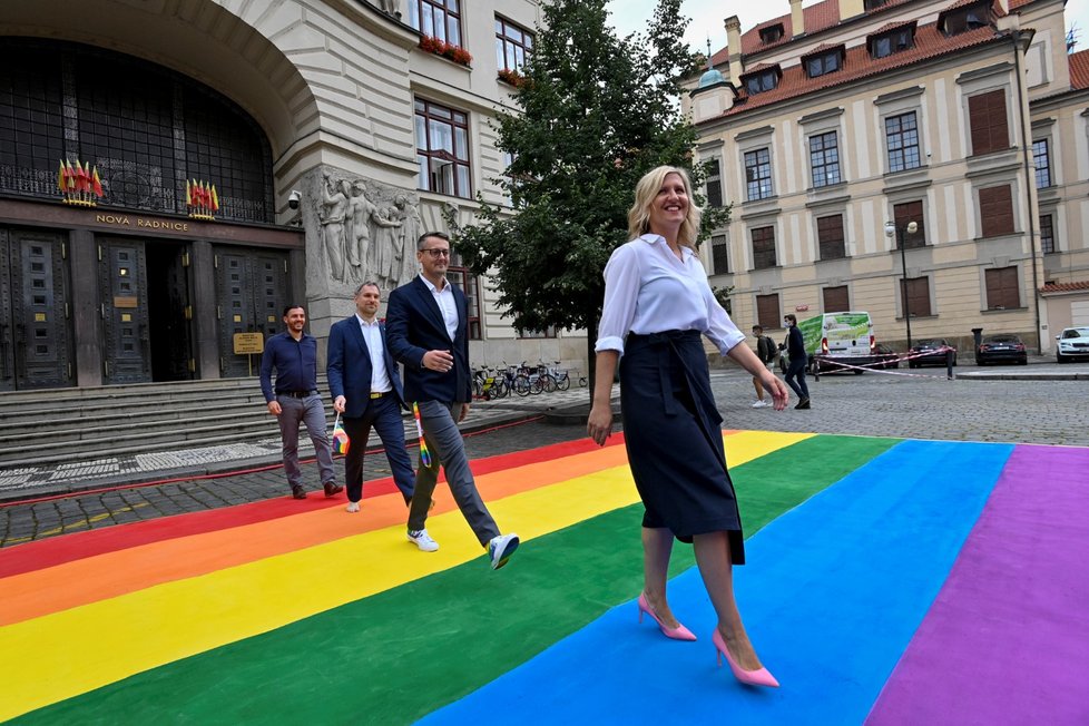  V Praze začal festival Prague Pride. Na balkóně pražského magistrátu zavlála duhová vlajka. (2. srpna 2021)