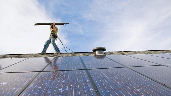 V případě, že sedmdesát procent elektřiny
získá rodina z domácí fotovoltaiky na střeše
rodinného domu, ušetří za rok zhruba čtrnáct tisíc korun.