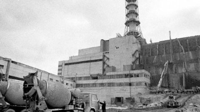 V říjnu 1986 vozily nákladní
vozy v nepřetržitém proudu materiál pro
stavbu sarkofágu nad čtvrtým
reaktorem, dnes je střídají cisterny
s vodou, aby prostor zavlažovaly,
a zabránily tak
víření radioaktivního
prachu od zničeného
zařízení