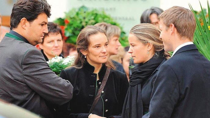 V rodinném kruhu. Ulrike Haiderová (uprostřed) stojí po boku svého manžela Paola Quercii a sestry Cornelie
