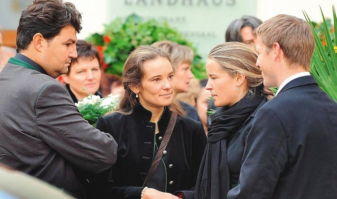 V rodinném kruhu. Ulrike Haiderová (uprostřed) stojí po boku svého manžela Paola Quercii a sestry Cornelie