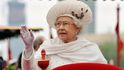 V sobotu panovnice oslavy zahájila návštěvou prestižních koňských dostihů Derby v jihoanglickém Epsomu. Oslavy vyvrcholí v úterý, kdy královna pozdraví davy z balkonu Buckinghamského paláce.