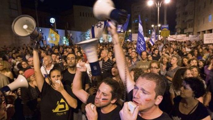 V Tel Avivu pochodovalo
ulicemi 300 tisíc
nespokojených lidí