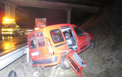 V tomhle autě měla přijít o život celá rodina. Vozidlo se rotací přes střechu dostalo až za svodidla silnice.