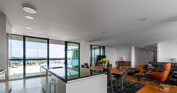 Luxus za čtvrt milionu měsíčně: V mrakodrapu V-Tower je k pronájmu apartmán s úchvatným výhledem na Prahu