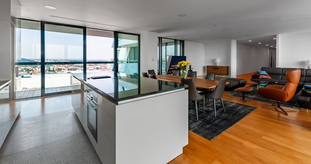 V 17. patře mrakodrapu V-Tower je k pronájmu apartmán za čtvrt milionu měsíčně
