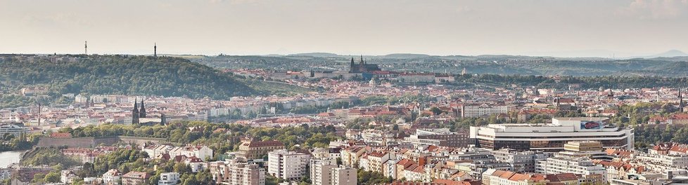 Z terasy jsou panoramatické výhledy na celou Prahu