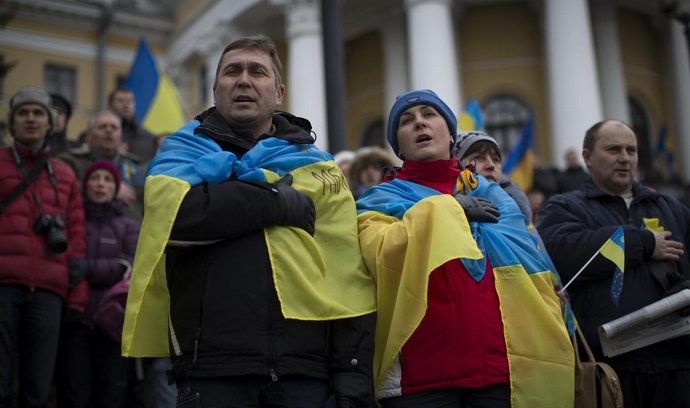 V ulicích Kyjeva se nadále demonstruje proti vládě.