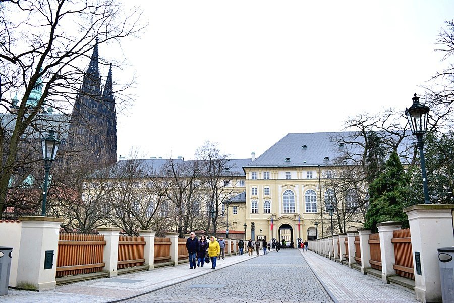 Třetí pražská defenestrace se odehrála na Pražském hradě.