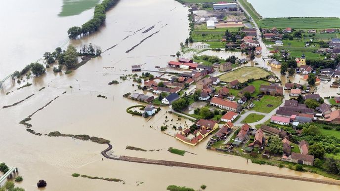 V Zálezlicích na Mělnicku, které byly symbolem ničivých záplav v roce 2002, se protrhla rozestavěná hráz. Obec byla 4. června odříznutá od okolního světa a voda stále stoupala.