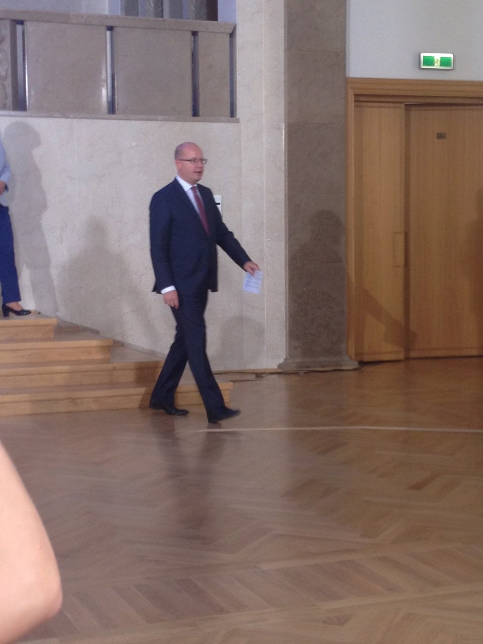 Český premiér Sobotka odchází z tiskové konference na společný oběd premiérů V4.