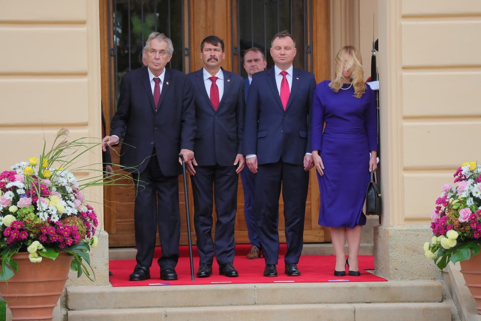 Slovenskou prezidentku Zuzanu Čaputovou pozlobil při pózování vítr.