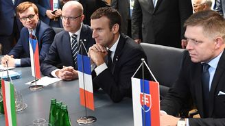 Nízké východní mzdy prý na Západ nepatří. Čechy o tom chtějí na schůzce přesvědčit Macron a Kern