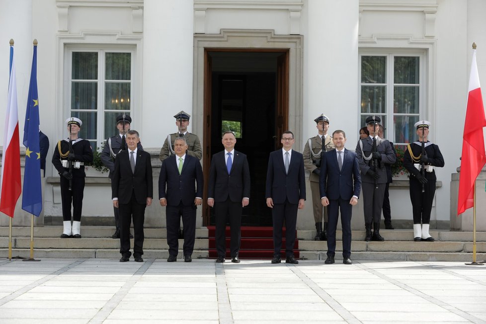 Polský prezident Andrzej Duda (uprostřed) a polský premiér Mateuzs Morawiecki se slovenským premiérem Igorem Matovičem, českým předsedou vlády Andrejem Babišem a předsedou vlády Maďarska Viktorem Orbánem na jednání V4.