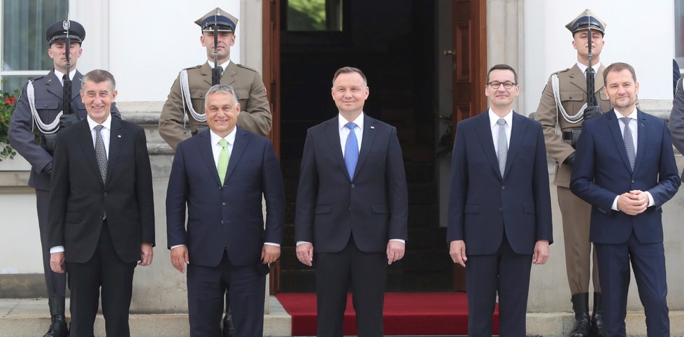 Polský prezident Andrzej Duda (uprostřed) a polský premiér Mateuzs Morawiecki se slovenským premiérem Igorem Matovičem, českým předsedou vlády Andrejem Babišem a předsedou vlády Maďarska Viktorem Orbánem na jednání V4.