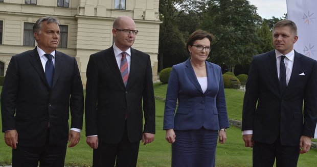 Mimořádný summit předsedů vlád zemí visegrádské skupiny k řešení migrační krize v Praze. Na snímku jsou (zleva) maďarský premiér Viktor Orbán, premiér Bohuslav Sobotka, polská premiérka Ewa Kopaczová a premiér Slovenska Robert Fico.