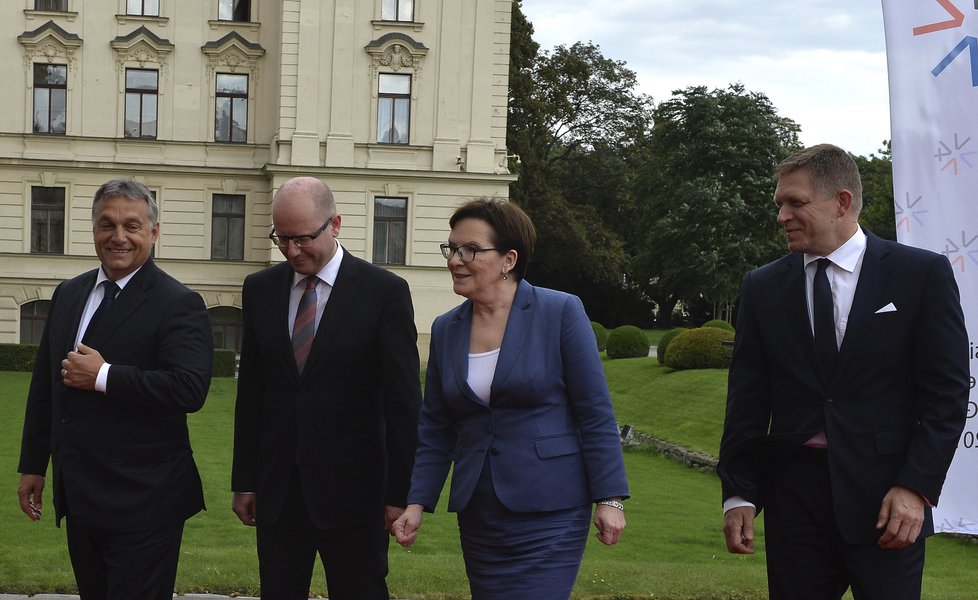 Mimořádný summit předsedů vlád zemí visegrádské skupiny k řešení migrační krize v Praze. Na snímku jsou (zleva) maďarský premiér Viktor Orbán, premiér Bohuslav Sobotka, polská premiérka Ewa Kopaczová a premiér Slovenska Robert Fico.