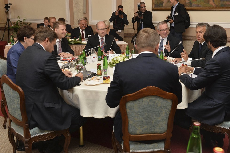 Mimořádný summit předsedů vlád zemí Visegrádské skupiny k řešení migrační krize v Praze. Na snímku jsou polská premiérka Ewa Kopaczová (vlevo), premiér Bohuslav Sobotka (vzadu uprostřed), maďarský premiér Viktor Orbán (druhý zprava) a premiér Slovenska Robert Fico (zády uprostřed) u jednacího stolu.
