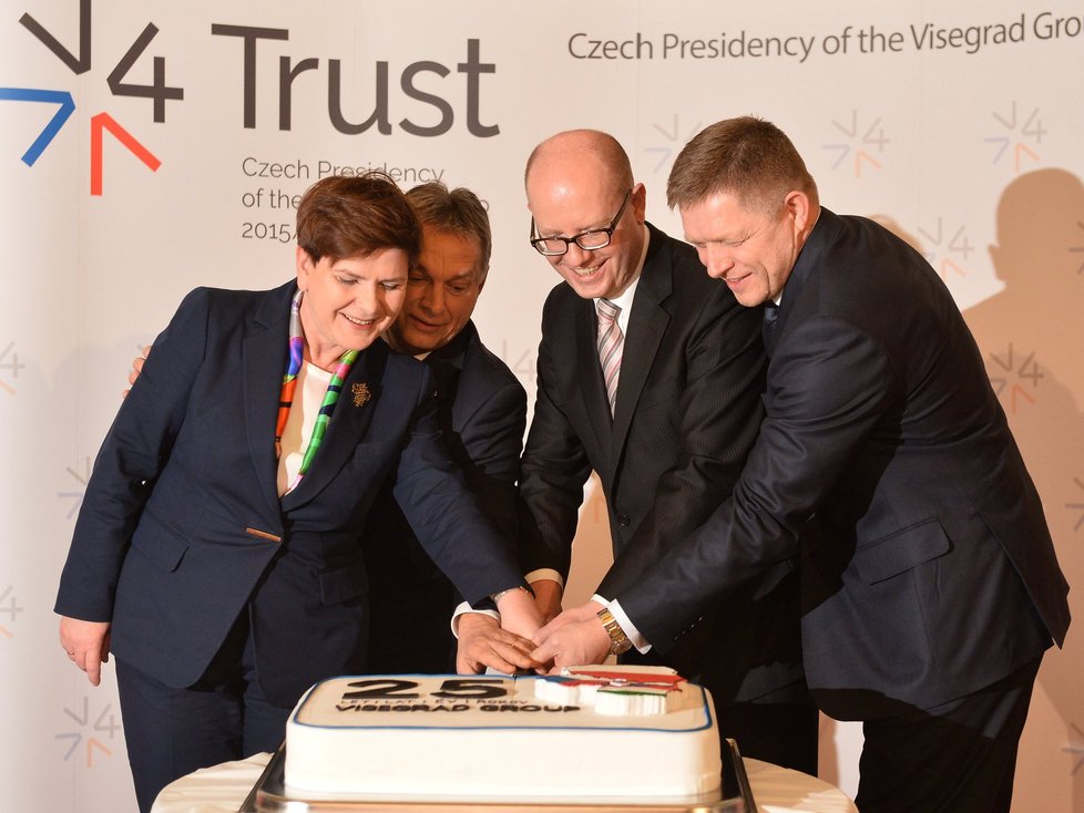 Premiéři zemí visegrádské čtyřky zleva Robert Fico (Slovensko), Beata Szydlová (Polsko), Bohuslav Sobotka (ČR) a Viktor Orbán (Maďarsko) pózují fotografům na summitu premiérů Visegrádské skupiny v Praze.