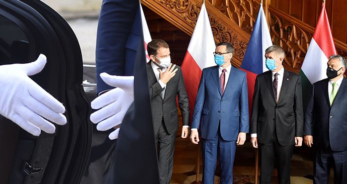 Premiéři V4 se na summitu v Lednici vítali v rukavicích, na focení je odhodli (11. 6. 2020)