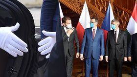 Premiéři V4 „ladí noty“ na otevírání hranic a miliardy z EU. Rukavice odhodili na focení