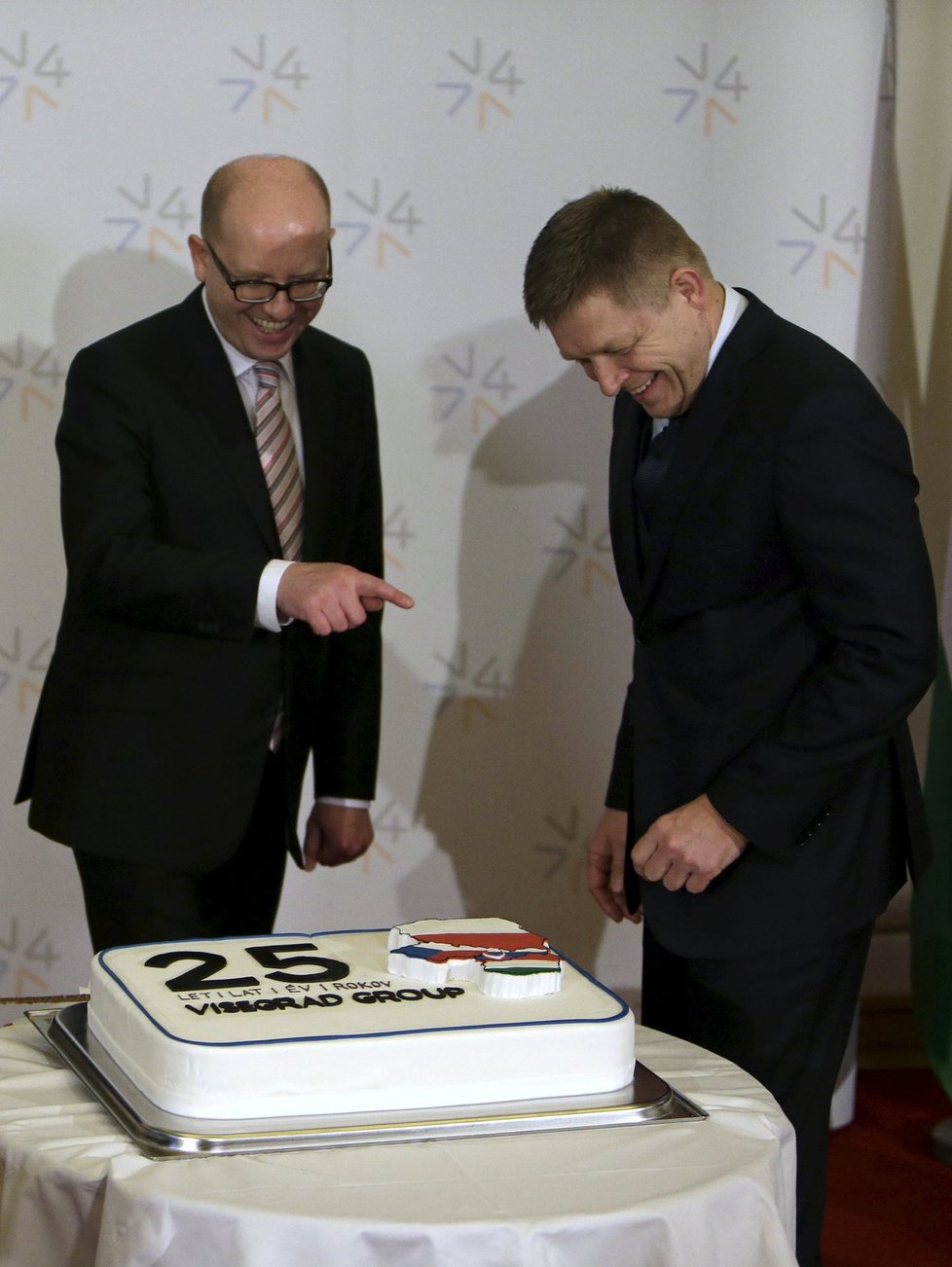 Setkání V4 v Praze: Sobotka s Ficem u dortu k 25. výročí založení visegrádské čtyřky