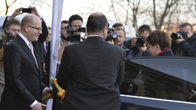 Setkání V4 v Praze: Premiér Sobotka vítá polskou premiérku Szydlovou