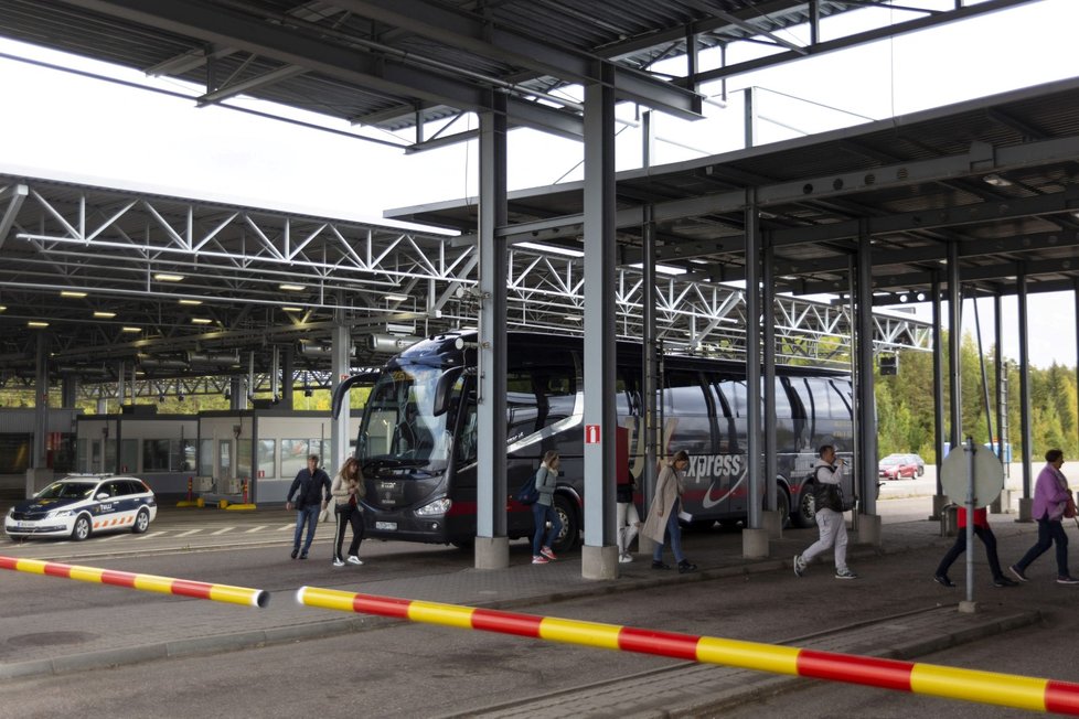 Nápor ruských mužů na finském hraničním přechodu Vaalimaa (28. 9. 2022).