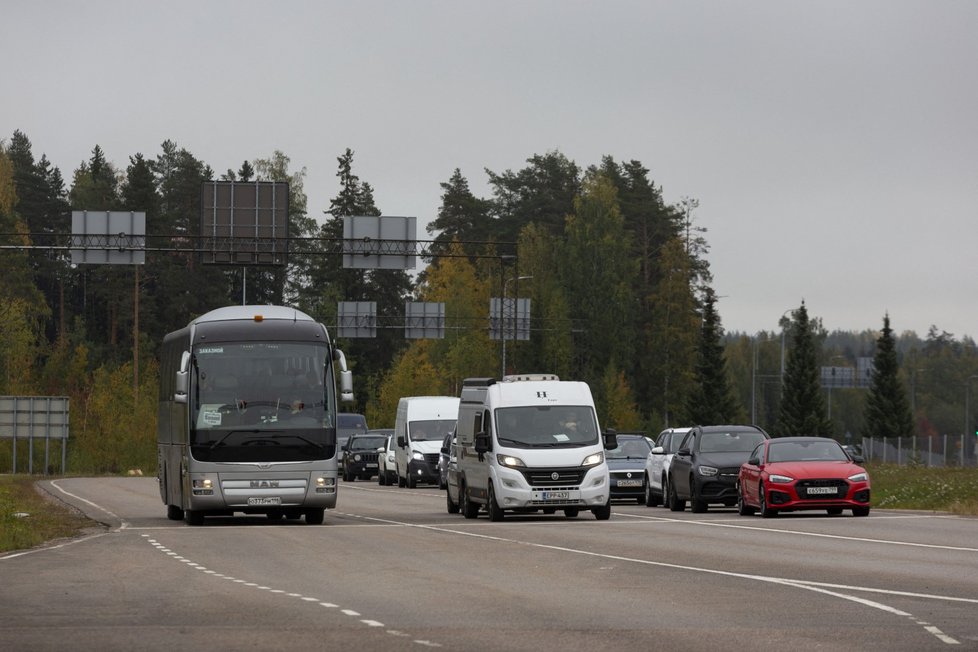 Nápor ruských mužů na finském hraničním přechodu Vaalimaa (28. 9. 2022).