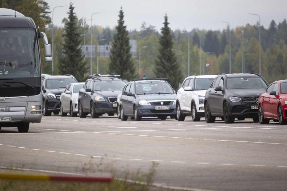 Nápor ruských mužů na finském hraničním přechodu Vaalimaa (28. 9. 2022).