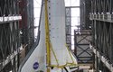 Zvedání raketoplánu v montážní hale VAB