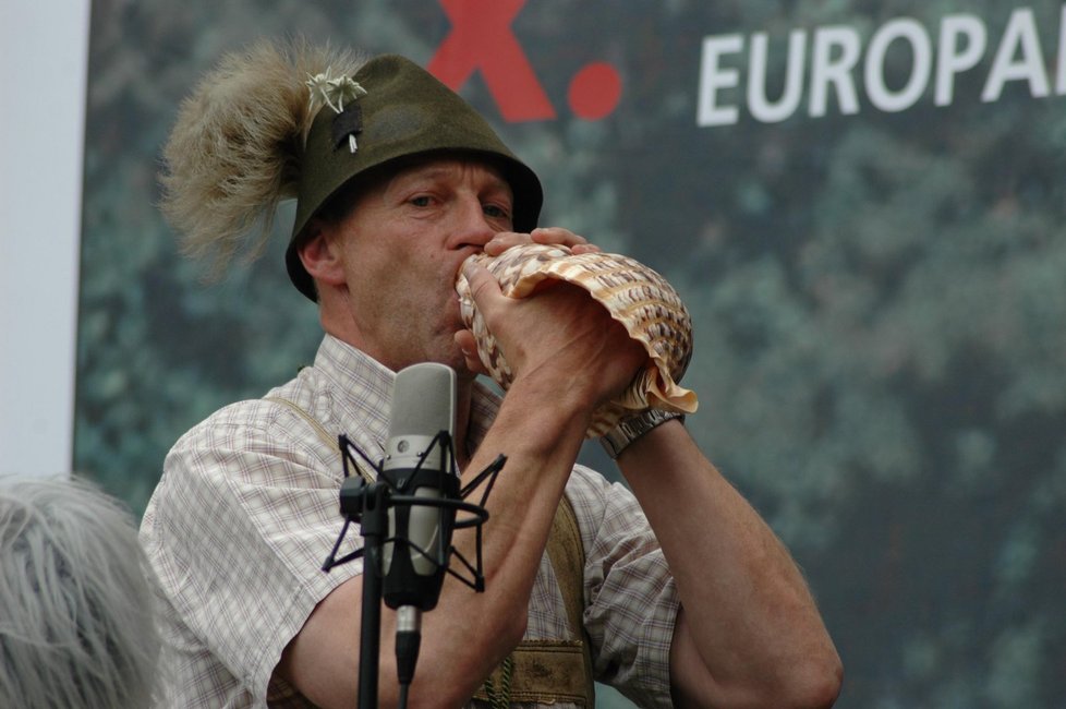 10. ročníku Mistrovství Evropy ve vábení jelenů se zúčastnilo 25 nejlepších myslivců z 9 zemí. K troubení používali rohy nebo mušle či umělé vábničky.