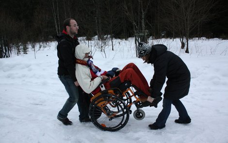 Už jen příjezd na Srní byl pro vozíčkáře kvůli sněhu problémem.