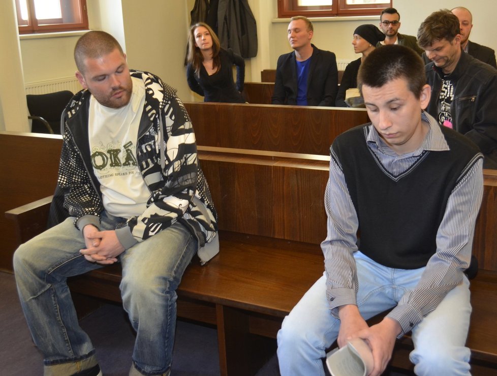 Kevinu Youngovi Gibsonovi (vpravo) soud prodloužil podmínku ze tří na 3,5 roku. Karel Duchoň pak půjde na 2 roky a 8 měsíců do vězení.