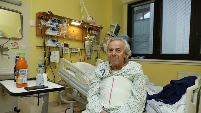 Pacient Václav Chaloupka děkuje lékaři Milanu Hornovi, který mu operací zachránil život.