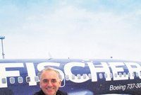 Vyhlášeno pátrání: Senátor Fischer prodával Němcům letenky bez licence i bez letadel