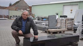 „Z podobné švédské žuly je vyrobený Frantův náhrobek,“ ukázal Blesku Václav Hausdorf.