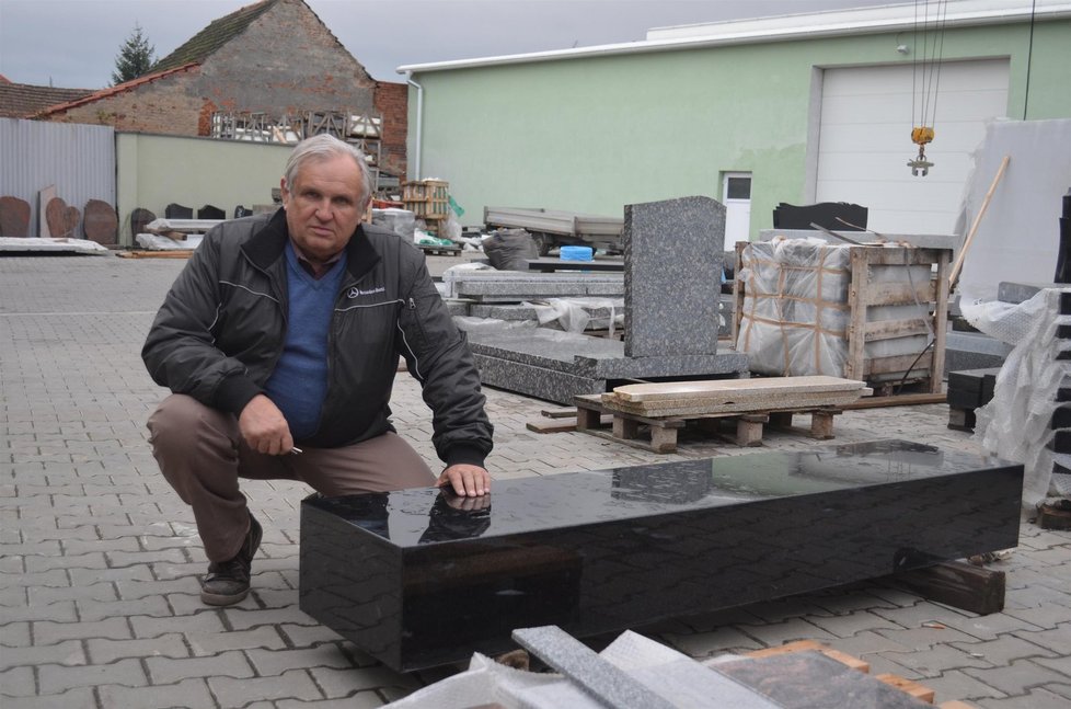 „Z podobné švédské žuly je vyrobený Frantův náhrobek,“ ukázal Blesku Václav Hausdorf.